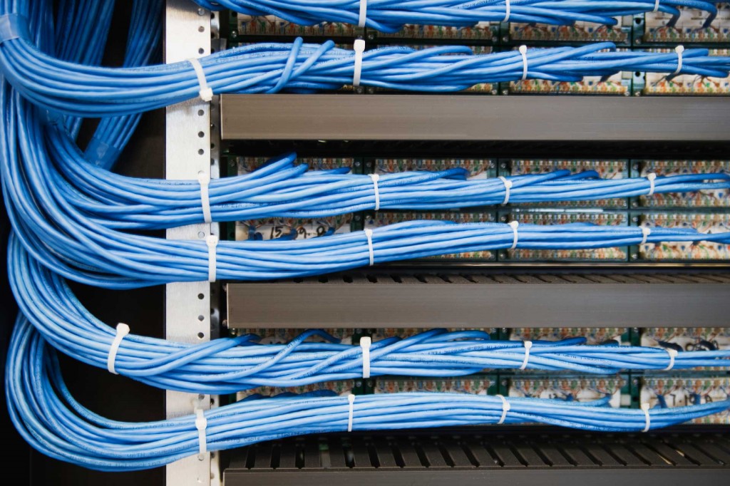 Кабели для структурированных систем связи. Структурированная кабельная система. Кабель канал синий. Cable stock photo. Finn FIBERPLUS.